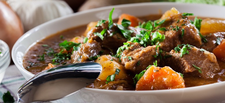 Kolagenowy gulasz wołowy.  Pełnia smaku i zdrowia w klasycznym daniu