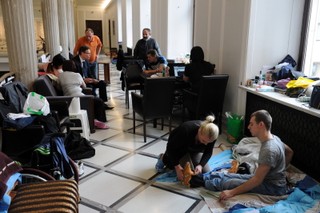 Protestujący rodzice niepełnosprawnych opuszczają Sejm