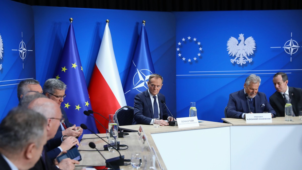 Warszawa, 17.02.2022. Przewodniczący Platformy Obywatelskiej Donald Tusk (3P), marszałek Senatu Tomasz Grodzki (P) oraz byli prezydenci RP Bronisław Komorowski (4P) i Aleksander Kwaśniewski (P) wzięli udział w spotkaniu, poświęconym bezpieczeństwu narodowemy Polski, odbywającym się 17 bm. w Centrum Prasowym Foksal w Warszawie. (aldg) PAP/Rafał Guz