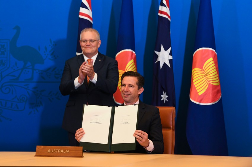 Australijski premijer Skot Morison i ministar trgovine Sajmon Birmingem nakon potpisivanja sporazuma RCEP