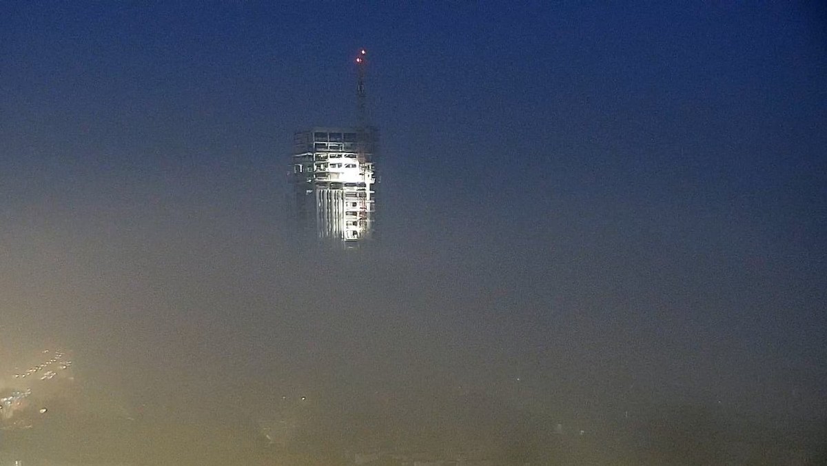 Nad ranem Kraków spowiła potężna mgła, a na dodatek w mieście był bardzo mocny smog. To sprawiło, że widoczność była fatalna. Ale dzięki temu powstało także spektakularne zdjęcie.