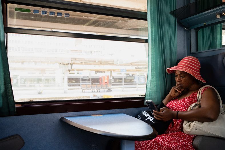 Kobieta podróżująca na wakacje pociągiem. Francja. 2023 r.