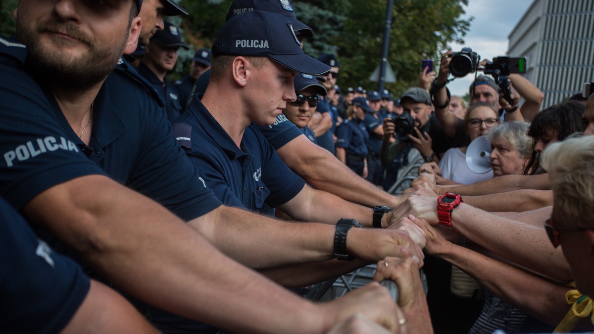 Prokuratura w wyniku zawiadomienia o podejrzeniu popełnienia przestępstwa przez klub poselski Nowoczesna wszczęła śledztwo ws. przekroczenia uprawnień przez policjantów. Chodzi o interwencje podczas lipcowych demonstracji przed Sejmem przeciwko zmianom w ustawie o Sądzie Najwyższym.