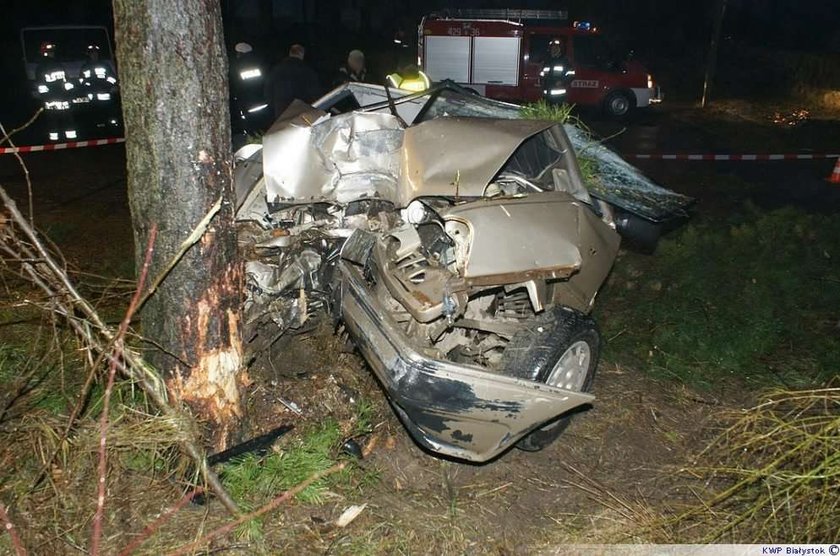 Polonez roztrzaskał się na drzewie. FOTO