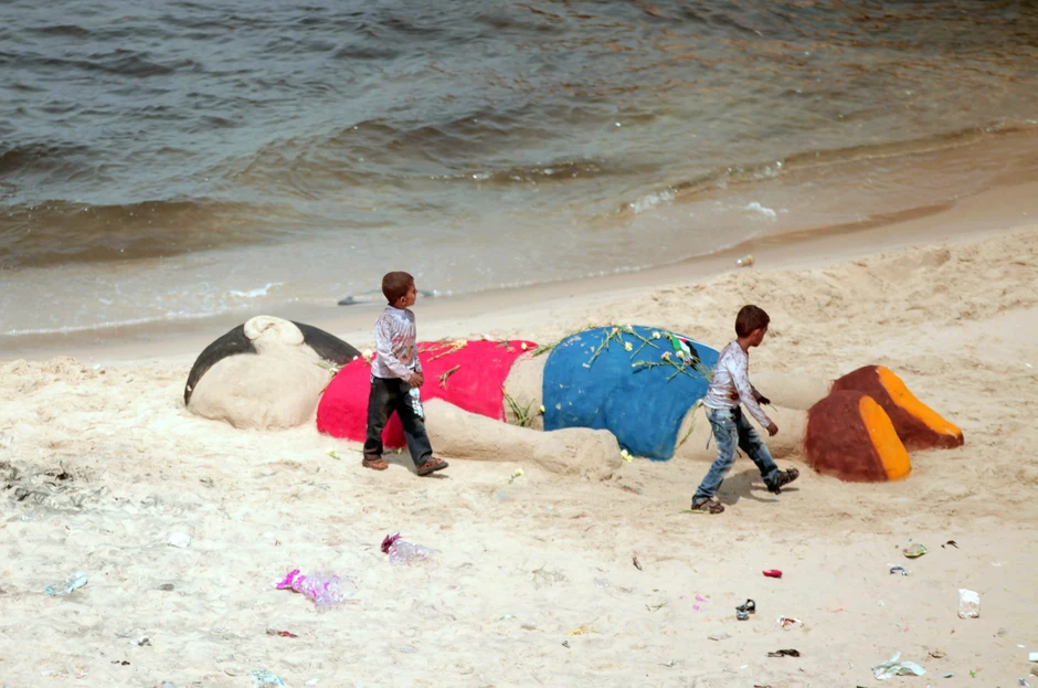 Palestinci su u pesku napravili skulpturu mrtvog dečaka, nedaleko od mesta gde je četvoro dece poginulo dok su igrali fudbal tokom prošlogodišnjeg 50-dnevnog rata u Gazi