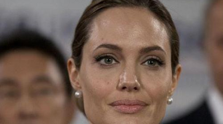 Levágták Angelina Jolie mellét