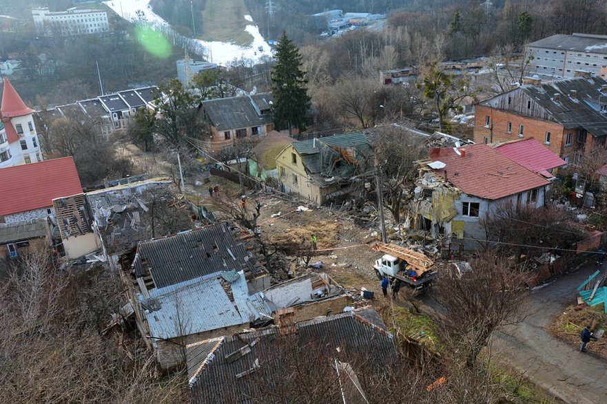 Widok na zniszczone budynki mieszkalne po ataku rakietowym Rosji w Kijowie, 31 grudnia 2022 r.