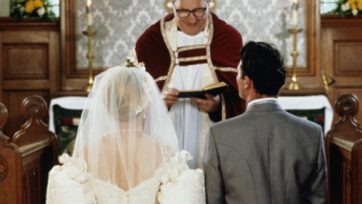 Małe wspólnoty ewangelikalne domagają się ślubów na zasadach konkordatowych. Małżeństwa wyznaniowe ze skutkami cywilnymi może w tej chwili zawierać tylko 11 Kościołów w Polsce. Ci, którzy do nich nie należą czują się pokrzywdzeni - podaje Rzeczpospolita.