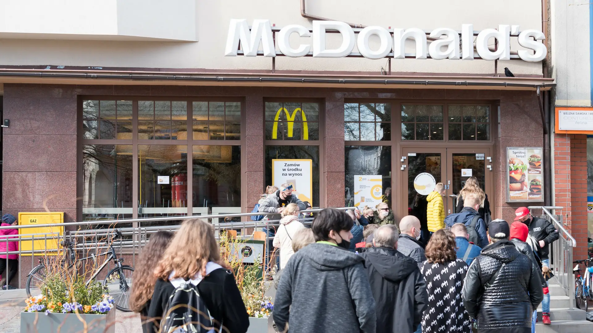 "To sposób na walkę z otyłością". Coraz więcej miast chce pozbyć się restauracji fast food