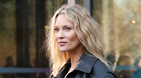 Az 51 éves Kate Moss nagyon intim fotózást vállalt be, nem is akármiben pózolt a kamerák előtt