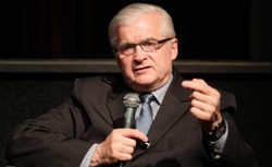 Cimoszewicz o Kaczyńskim: Mało wartościowy człowiek potrafi trzymać za twarz 30 milionów Polaków