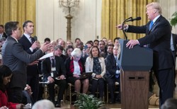 Dziennikarz CNN wyrzucony z Białego Domu po pytaniu o migrantów. Trump: Jest pan wrogiem narodu
