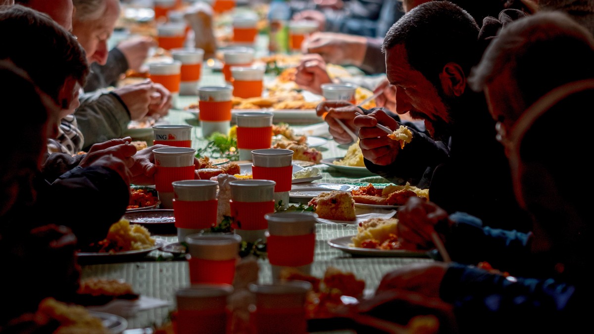 Setki osób wzięły dzisiaj udział w Łodzi w wielkanocnym śniadaniu dla samotnych. Spotkanie przy tradycyjnych świątecznych potrawach w łódzkiej hali Expo zorganizowali: Fundacja Wolne Miejsce i łódzki magistrat.