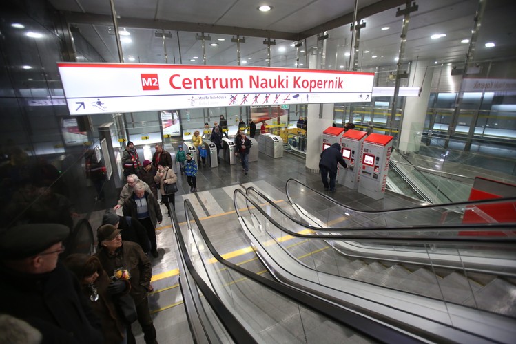 Pasażerowie na Stacji Centrum Nauki Kopernik. W niedzielę 8 bm. uruchomiono centralny odcinek drugiej linii metra. Prezydent Warszawy Hanna Gronkiewicz-Waltz podkreślała podczas otwarcia, że to historyczny moment i przepraszała warszawiaków za opóźnienia przy budowie. Z pierwszą linią metra druga krzyżuje się na stacji 'Świętokrzyska'. <br><br>fot.  (mr) PAP/Leszek Szymański