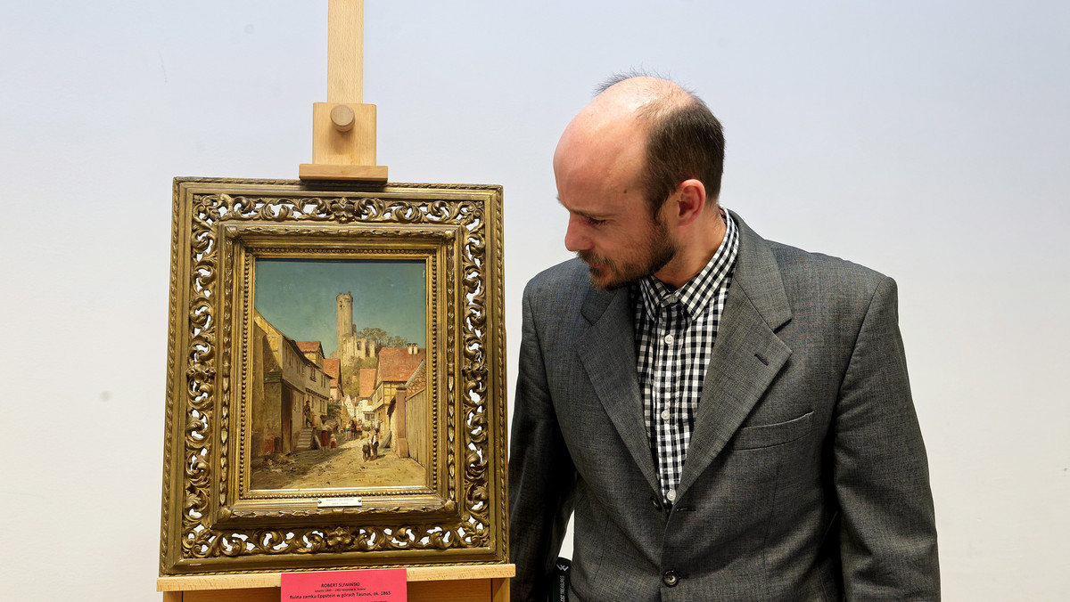 Utracony w czasie II wojny światowej obraz Roberta Śliwińskiego "Ulica wraz z ruiną zamku" zaprezentowano w sobotę w Muzeum Narodowym we Wrocławiu. Dzieło odzyskano dzięki współpracy MKiDN i FBI.