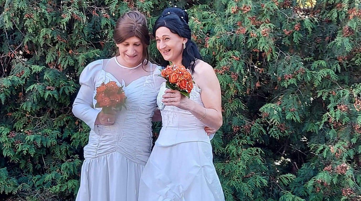 Tamara (balra) és Elvira is menyasszonyi ruhát viseltek az esküvőn.