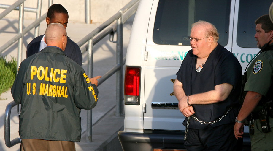 Lou Pearlman eskortowany przez policję na swój proces w 2007 r.