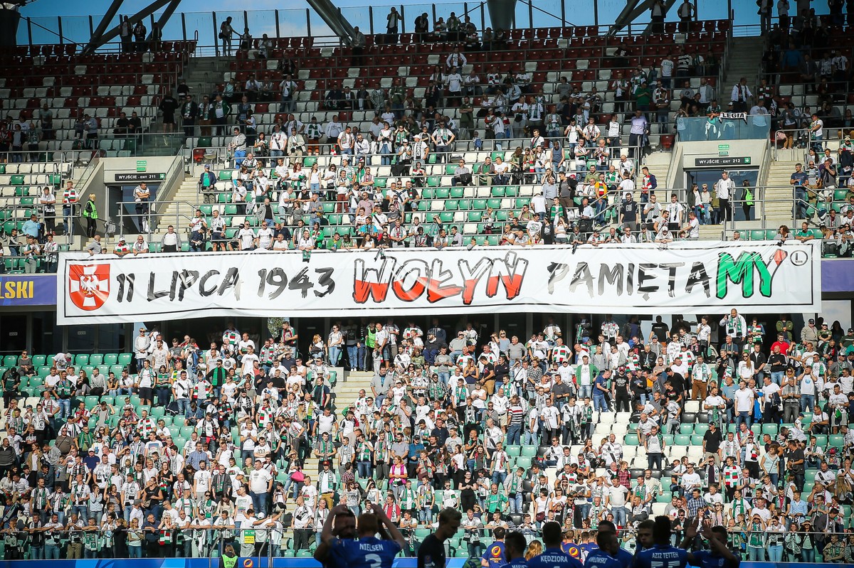 Kibice Legii nie obejrzą meczu z Szachtarem. Ukraińcy nie pozwalają im wnieść flagi "Wołyń Pamiętamy"