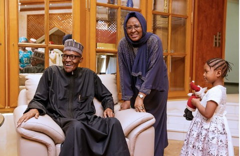 Aisha Buhari and President Buhari share a moment (Presidency) 