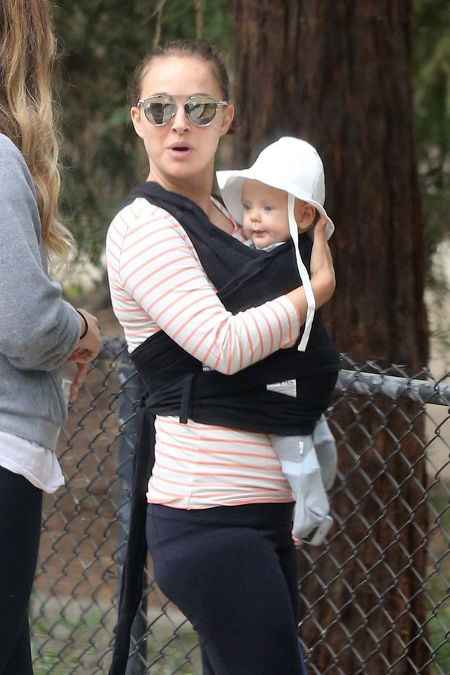 Natalie Portman na spacerze z córeczką Amalią