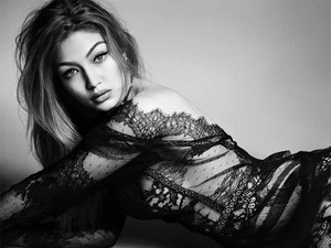 Gigi Hadid nekivetkőzik a télnek, és szuperdögös