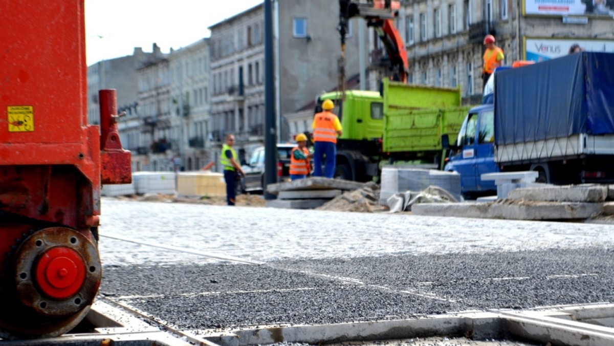 Łódzki Zarząd Dróg i Transportu zapewnia, że koniec czerwca to ostateczny termin oddania do użytku remontowanej ulicy Kilińskiego. Pierwotnie, remont miał się skończyć we wrześniu ubiegłego roku jednak drogowcy co chwila trafiali na podziemne "niespodzianki".