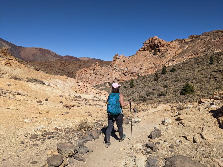 Park Narodowy Teide. Zejście z Degollada de Ucanaca w kierunku Parador del Teide. Teneryfa.