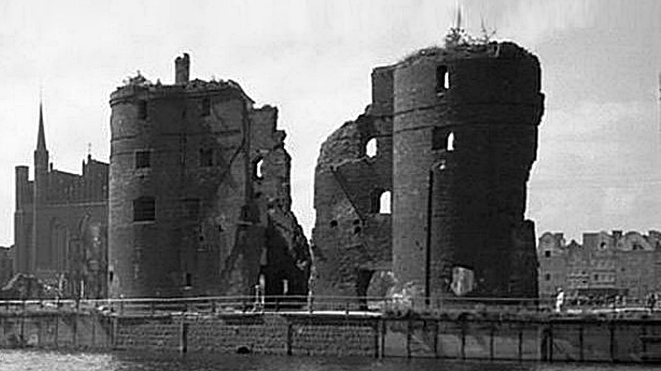 Zrujnowana brama w latach 50. XX w. Źródło: Muzeum Gdańska 