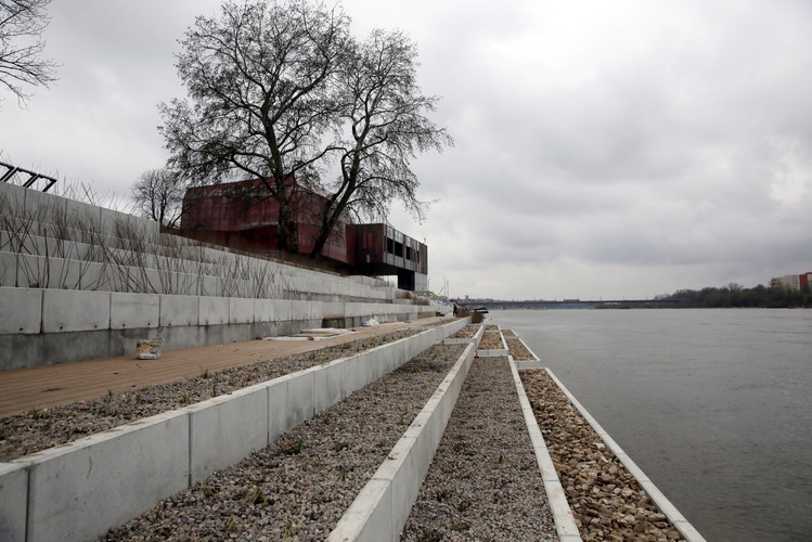 Bulwar od mostu Świętokrzyskiego do mostu Śląsko-Dąbrowskiego mierzy blisko 1,2 kilometra. Przedstawiciele wykonawców oceniają, że zaawansowanie robót przekracza 80 proc. Na pierwszym 'pododcinku' budowy prowadzone są już prace wykończeniowe, uzupełniane są m.in. ostatnie brakujące fragmenty kamiennej posadzki.
<br><br> (mr) PAP/Tomasz Gzell