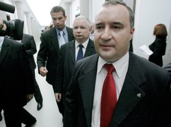 Gosiewski broni Kaczyńskich przed PO