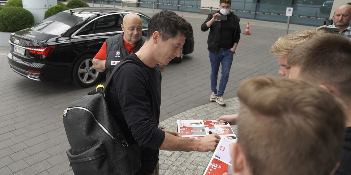 Robert Lewandowski w skromniej czarnej bluzie cierpliwie składał autografy.