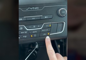 Važno dugme na instrument tabli automobila