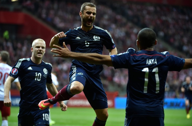 Polak Arkadiusz Milik (L) fetuje z Arturem Jędrzejczykiem (P) strzelenie bramki drużynie Szkocji na 2-2 podczas meczu eliminacyjnego piłkarskich mistrzostw Europy