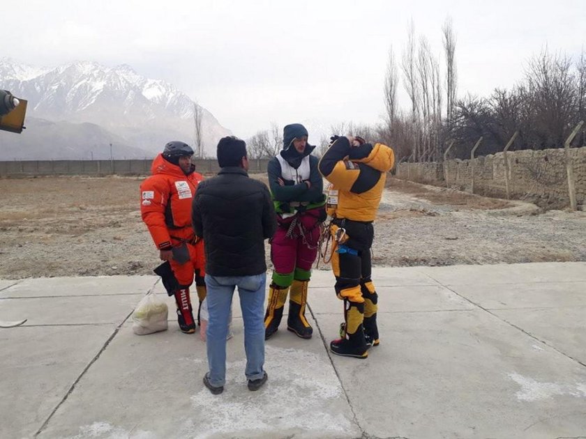 Ekipa ratunkowa czeka na transport pod Nanga Parbat 