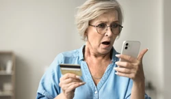 Uwaga, seniorzy: już nie na wnuczka, a na: reklamację w banku. Nowy rodzaj oszustwa