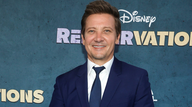 Jeremy Renner nem válik meg a hókotrótól / Fotó: Northfoto