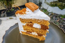 Niste nešto vični u pravljenju slatkiša, a treba vam nešto što će IMPRESIONIRATI SVE? Imamo PRAVI RECEPT! Ova KEKS TORTA se topi u ustima, lako se sprema i izgleda kao da je iz NAJBOLJE POSLASTIČARNICE