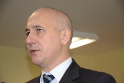 Brudziński kpi z Sikorskiego: Był jak zawodowy mim