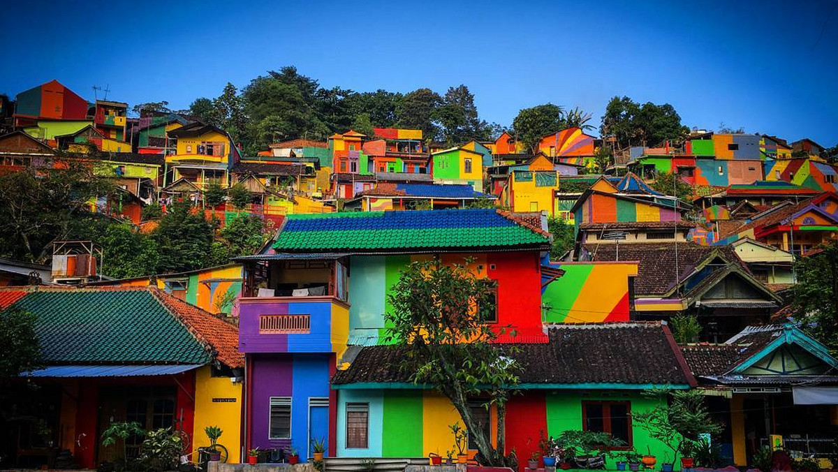 Urzędnicy wydali niemal 300 mln rupii indonezyjskich (ponad 80 tys. złotych), by przekształcić slams w atrakcję turystyczną. Tłumy ludzi zaczęły odwiedzać Kampung Pelangi - wioska stała się hitem Instagrama i została uznana za najbardziej kolorową na świecie.