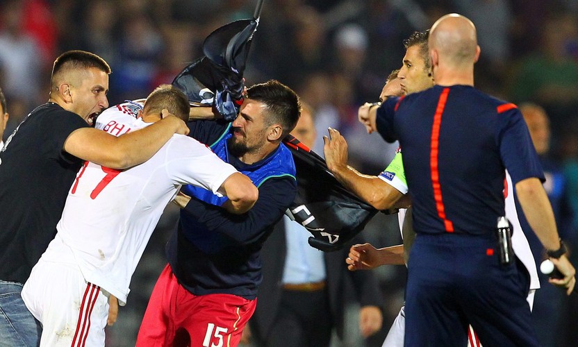 Skandal na meczu w Belgradzie. Zdalnie sterowany obiekt latający z flagą wywołał awanturę