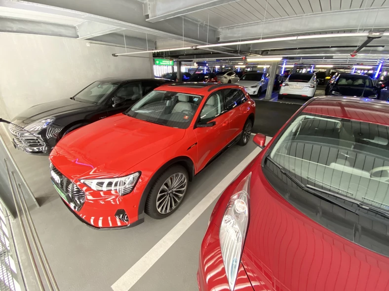 W trasę ruszamy z lotniska w Zurychu. Część parkingu wielopoziomowego jest przeznaczona wyłącznie dla aut „z gniazdkiem”. Dostępnych jest 38 ładowarek o mocy 11 kW