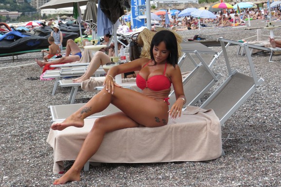 MUŽ JOJ IMA 52 GODINE, A ONA 28 Starleta se baškari u Dubaiju, a savete ljubavnicama delila javno: "Namunjiš se, sedneš u skup lokal i NEKO ĆE DA TE ZAPAZI"