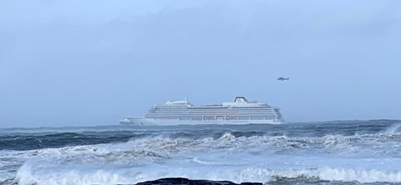 Norweskie służby ratunkowe przygotowują się do holowania "Viking Sky"