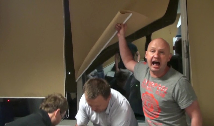 Dziennikarz 'Wprost' Michał Majewski oraz funkcjonariusze ABW na kadrze z nagrania udostępnionego przez Prokuraturę Okręgową Warszawa-Praga, dokumentujący działania prokuratorów i funkcjonariuszy ABW w redakcji tygodnika 'Wprost'