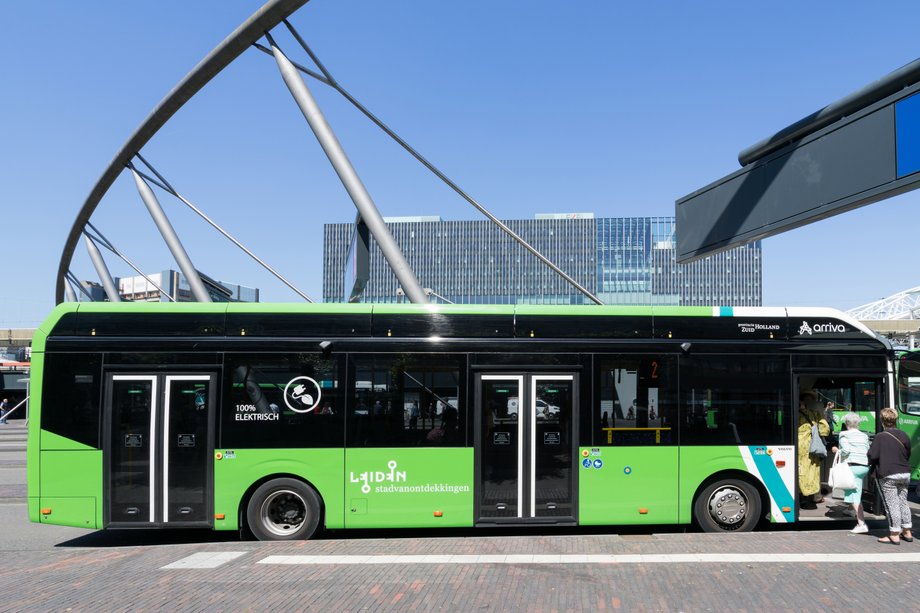 Elektryczny autobus Volvo 7900 w holenderskim mieście Leiden.