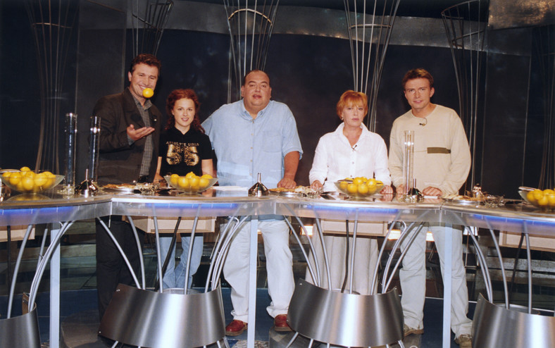 Julian Mere, Kaja Paschalska, Maciej Kuroń, Joanna Żółkowska i Tomasz Bednarek w programie "Graj z Kuroniem" w 2001 r.