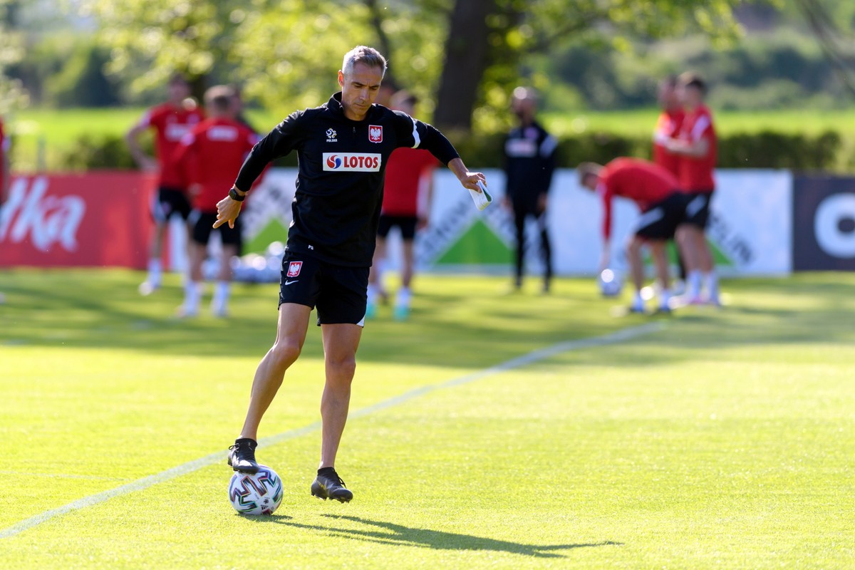 Selekcjoner piłkarskiej reprezentacji Polski Paulo Sousa na treningu podczas zgrupowania kadry