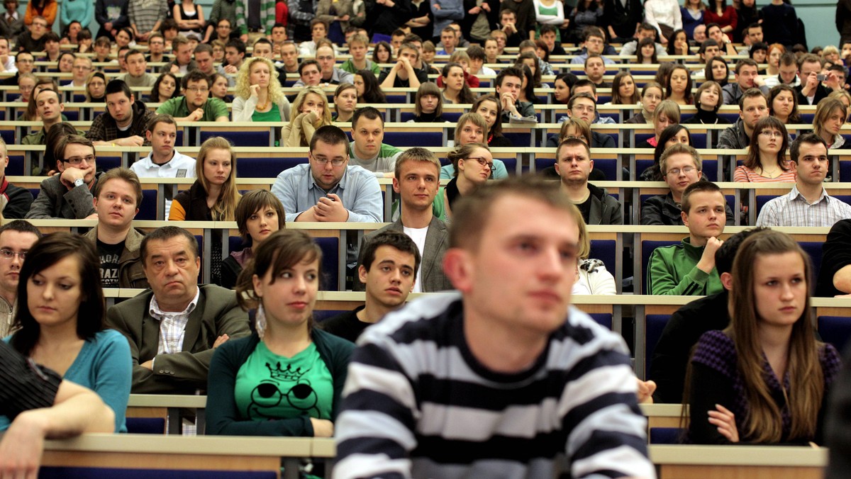 Blisko 33 tysięcy studentów na Uniwersytecie Gdańskim, 5600 nowych żaków na Politechnice Gdańskiej i 35 doktorantów w Akademii Marynarki Wojennej - trójmiejskie uczelnie uroczyście rozpoczynają nowy rok akademicki.