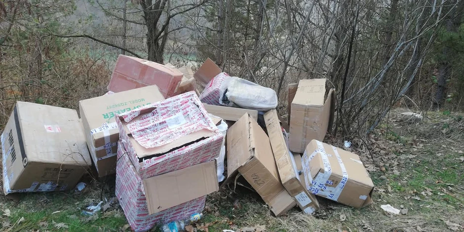 Kartonske kutije bačene iznad Potpećkog jezera