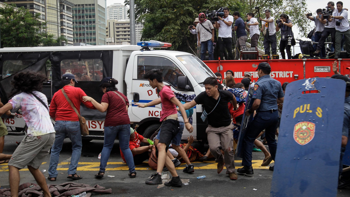 PHILIPPINES PROTEST (Filipinos clash with police during a protest at the US Embassy in Manila)